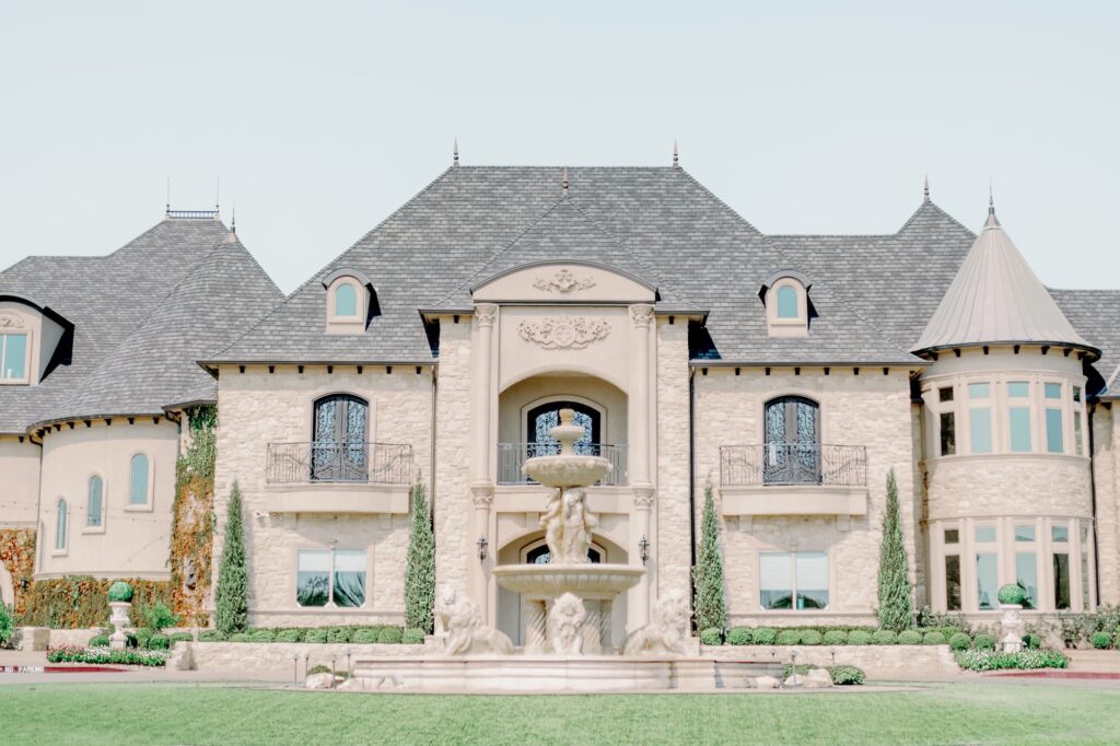Knotting Hill wedding mansion in Dallas with white bricks and tall windows.